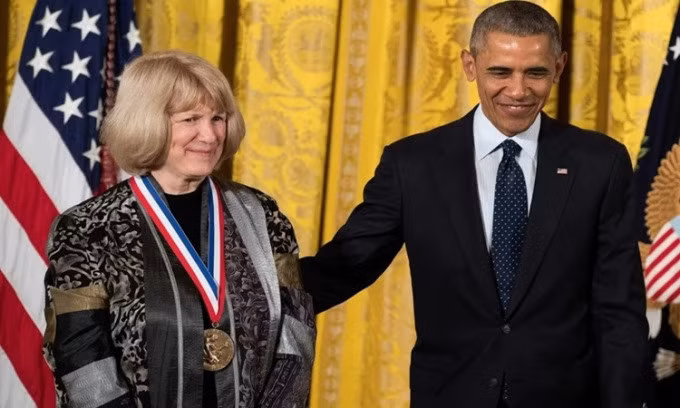 Mary-Claire King chụp ảnh cùng tổng thống Barack Obama trong buổi lễ tại Nhà Trắng năm 2016. Ảnh: Drew Angerer