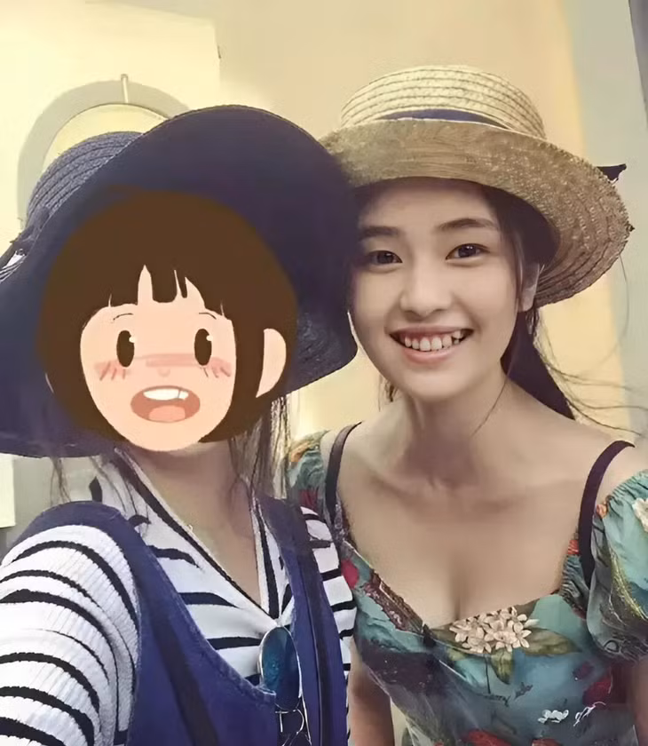 Nhược điểm lớn nhất trên gương mặt Bạch Lộc trong quá khứ là hàm răng khấp khểnh. Ảnh: Weibo