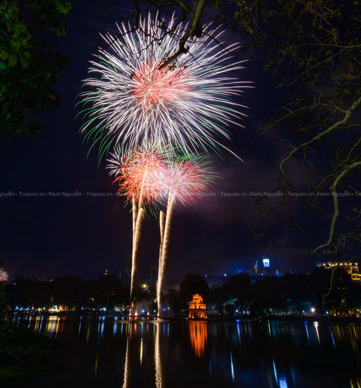 Tháp rùa rực sáng về đêm.
