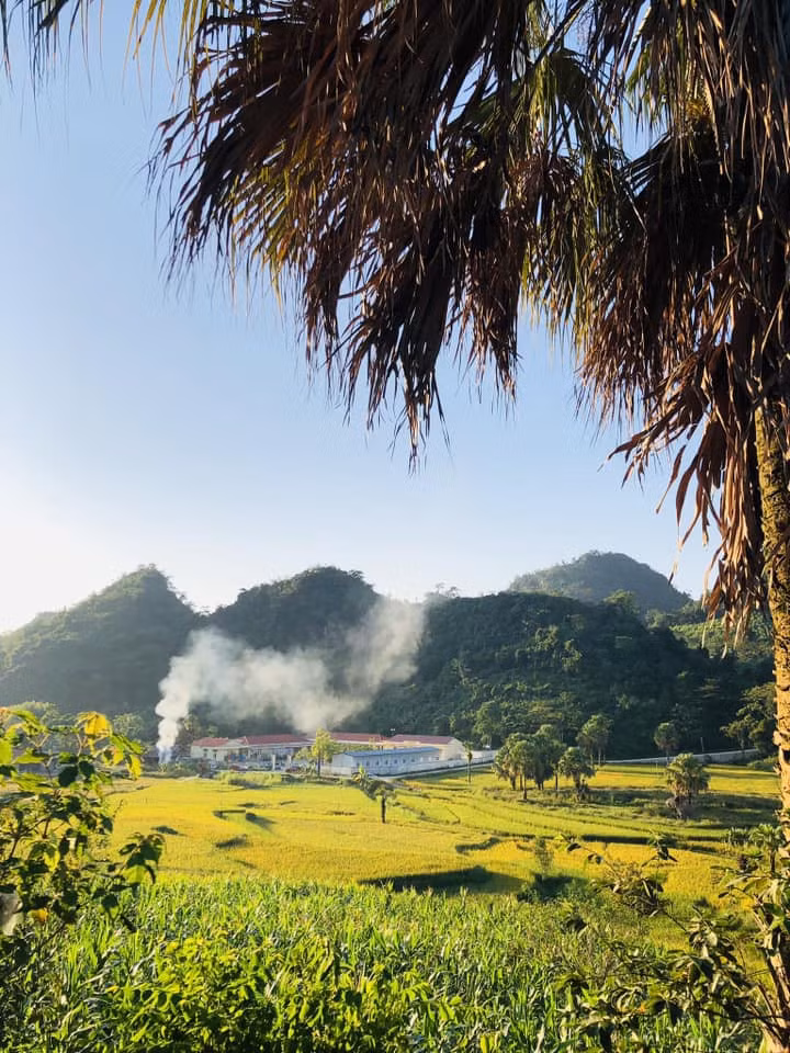 Du khách có thể kết hợp chuyến đi với hoạt động thiện nguyện tại địa phương, tuy nhiên cần liên hệ với chính quyền địa phương. Nếu có thời gian, có thể ghé thăm các điểm du lịch lân cận như thác 7 tầng, camping suối Bản Thượng, hang Phượng Hoàng, suối Cửa Tử trong bán kính 70km. Với vẻ đẹp thiên nhiên hoang sơ và bình yên, Bản Tèn hứa hẹn sẽ là điểm đến hấp dẫn cho những ai muốn tìm về với thiên nhiên, tránh xa sự ồn ào của cuộc sống đô thị.
