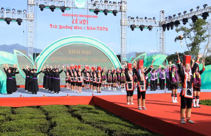 Đồng diễn dân vũ chào mừng lễ hội.