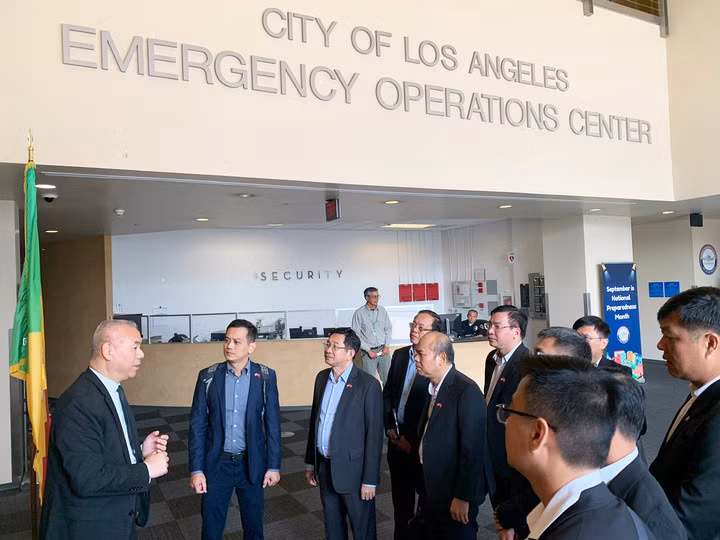 Phó Chủ tịch Dương Ngọc Hải thăm quan và làm việc tại Trung tâm Điều hành khẩn cấp TP Los Angeles.