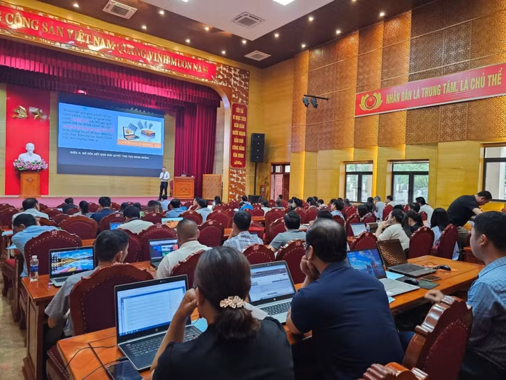 Cán bộ các huyện miền đông của tỉnh được tập huấn số hoá hồ sơ, giải quyết TTHC (tháng 6/2024).