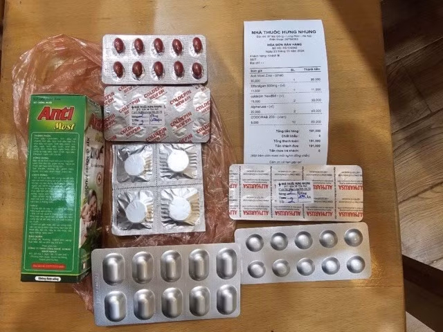 Các loại thuốc được bán online, giao đến tận nhà cho người dân. Ảnh: Quang Phú