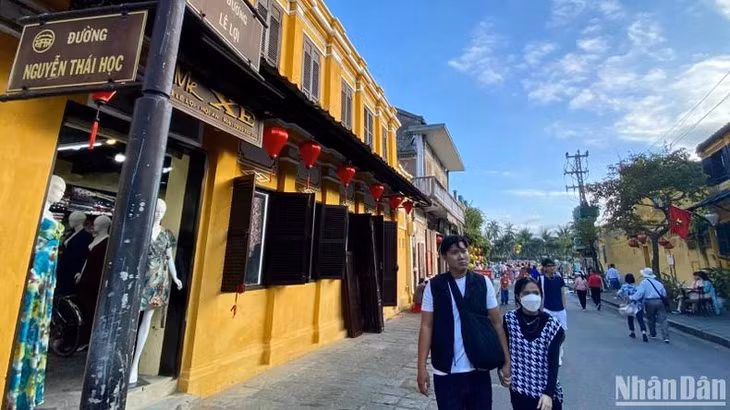 Những ngôi nhà cổ ở phố cổ Hội An gây ấn tượng bởi vẻ mộc mạc, rực rỡ và quyến rũ.