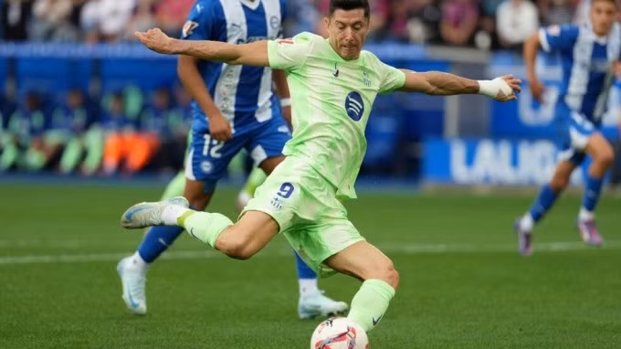 Lewandowski hoàn tất hat-trick trong trận Alaves 0-3 Barca tối 6/10. Ảnh: AFP