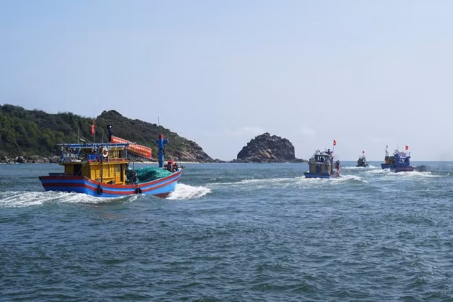 Tàu cá của ngư dân thị xã Hoài Nhơn (Bình Định) ra khơi khai thác hải sản. Ảnh minh họa: Hoài Luân
