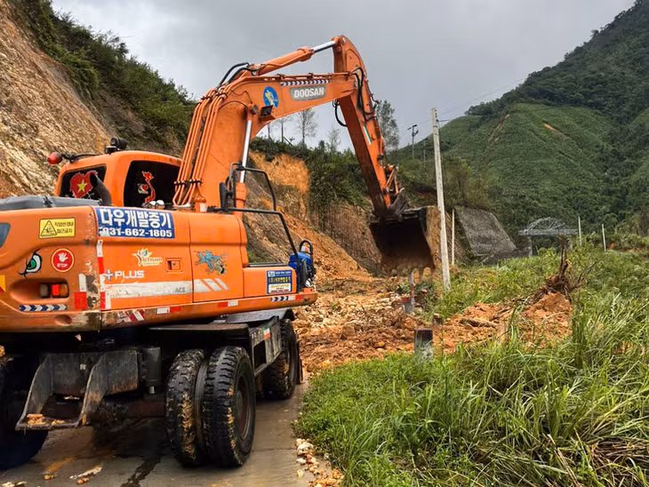 Phương tiện, máy móc được huy động để khơi thông điểm sạt lở trên tuyến đường liên xã Quảng An - Quảng Lâm (tháng 9/2024).