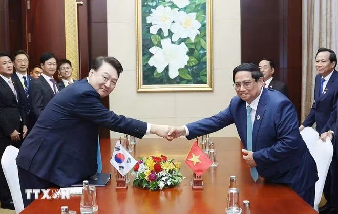 Thủ tướng Phạm Minh Chính gặp Tổng thống Hàn Quốc Yoon Suk Yeol. (Ảnh: Dương Giang/TTXVN)