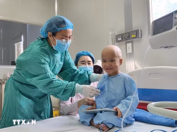Sức khỏe bệnh nhi được ghép tủy đồng loại ổn định. (Ảnh: Mai Trang/TTXVN)