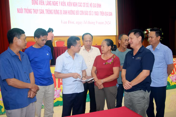 Đồng chí Cao Tường Huy, Chủ tịch UBND tỉnh, trao đổi với các cơ sở, hộ NTTS và trồng rừng trên địa bàn huyện Vân Đồn.