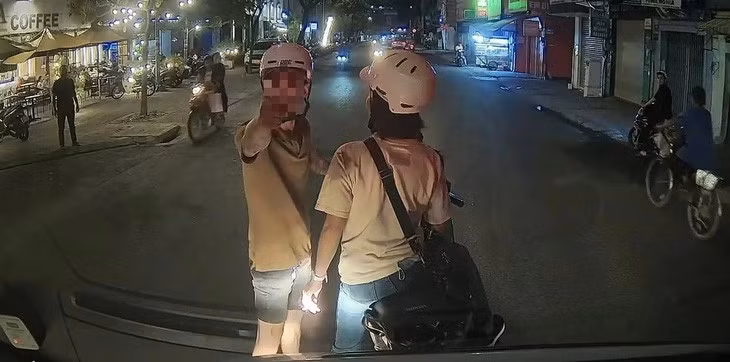 Người đàn ông chỉ mặt tài xế lớn tiếng - Ảnh cắt từ clip