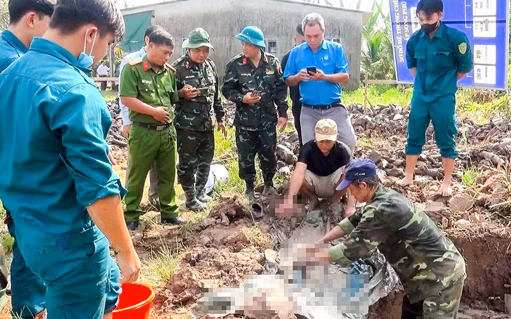 Các lực lượng chức năng đang cất bốc, quy tập 14 hài cốt liệt sĩ tại xã Phú Đức, huyện Châu Thành, tỉnh Bến Tre - Ảnh: M.T.