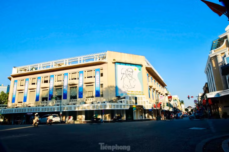 Khu vực Hồ Hoàn Kiếm, trục đường Hàng Bài - Đinh Tiên Hoàng, là nơi cánh quân phía Nam của Đại đoàn 308 đi qua trong buổi sáng 10/10/1954 vào tiếp quản Thủ đô.
