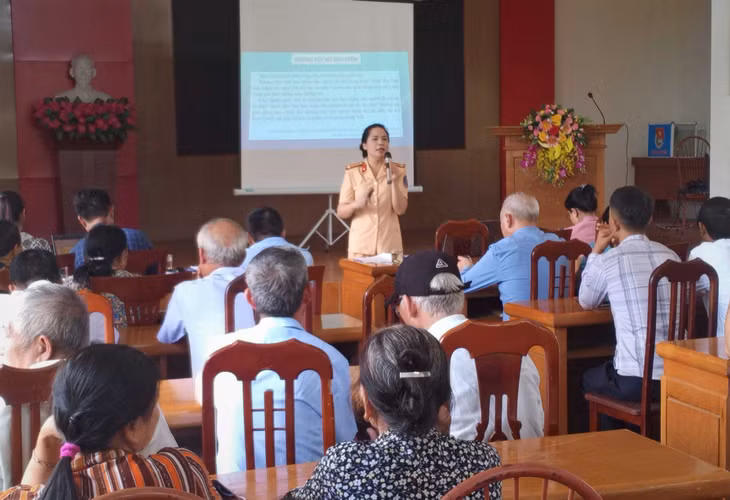HND tỉnh phối hợp với Phòng CSGT (Công an tỉnh) tuyên truyền cho hội viên nông dân về đảm bảo trật tự ATGT.