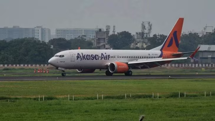 Máy bay của hãng hàng không Akasa Air tại Sân bay quốc tế Sardar Patel ở Ahmedabad. (Ảnh: AFP)