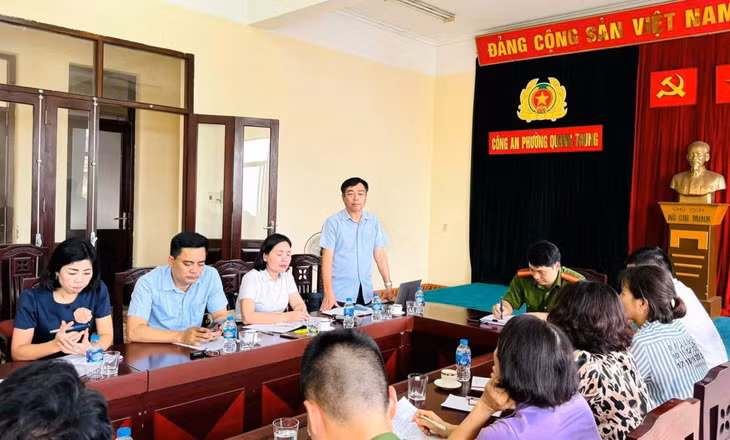 Đồng chí Đào Ngọc Sơn, Uỷ viên BTV, Trưởng Ban dân vận Thành uỷ, Chủ tịch Uỷ ban MTTQ TP Uông Bí dự sinh hoạt chi bộ tại Chi bộ Công an phường Quang Trung, TP Uông Bí.