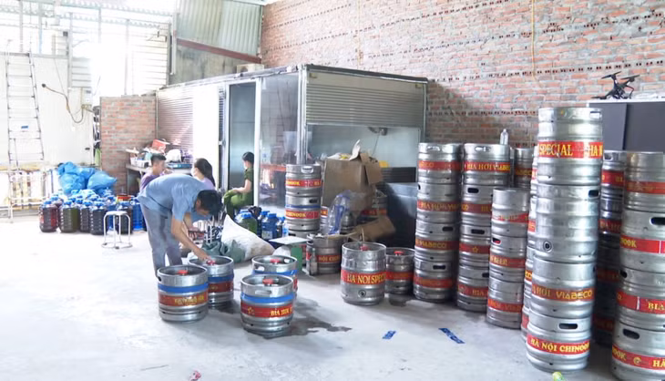 Tang vật là những keg bia giả mang thương hiệu bia Hà Nội do Công sản xuất, buôn bán. Ảnh: Công an cung cấp