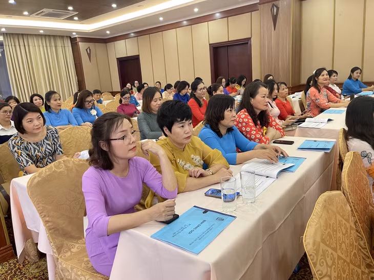 Các đại biểu tham dự chương trình gặp mặt nhân dịp kỷ niệm Ngày Phụ nữ Việt Nam của Công đoàn ngành GTVT tỉnh Quảng Ninh.