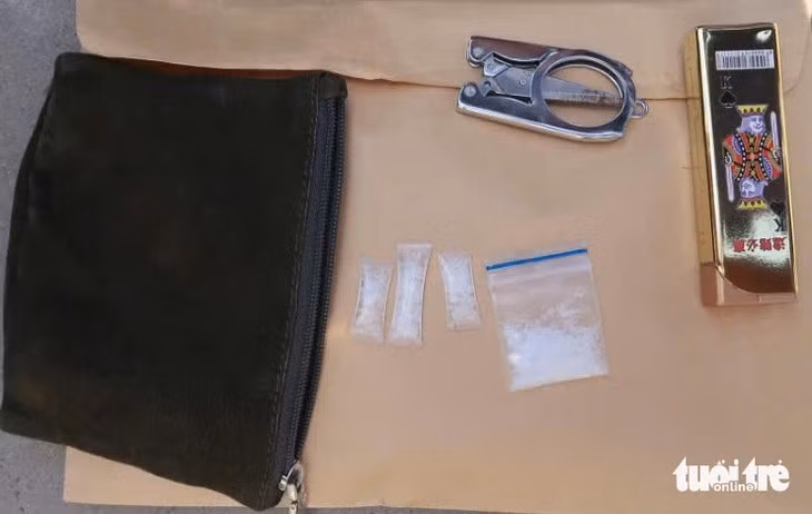 Tang vật công an thu giữ được - Ảnh: NGỌC TRINH