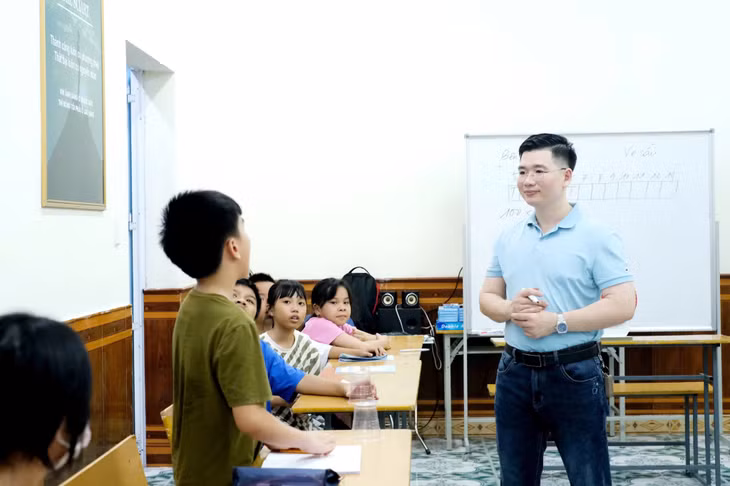 Vũ Trí Tuệ dạy kỹ năng sống miễn phí cho các em nhỏ trên địa bàn TP Uông Bí. Ảnh: Nhân vật cung cấp.
