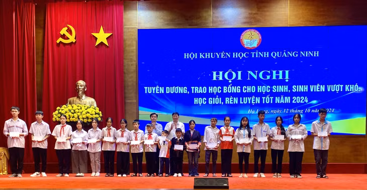 Học sinh, sinh viên nhận học bổng từ Quỹ Khuyến học tỉnh Quảng Ninh năm 2024.