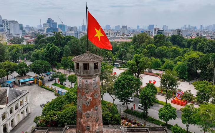 Cột cờ Hà Nội hay còn gọi là Kỳ đài Hà Nội được xây dựng dưới triều Nguyễn. Đây là một “chứng nhân lịch sử” cho tinh thần kiên cường, bất khuất của người dân Thủ đô, là nơi diễn ra lễ thượng cờ lịch sử chiều 10/10/1954. Ảnh: Minh Châu