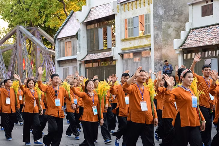 Hơn bao giờ hết, họ cảm nhận được giá trị của hòa bình, độc lập và tinh thần đoàn kết trong công cuộc bảo vệ và xây dựng Thủ đô Hà Nội suốt 70 năm qua.