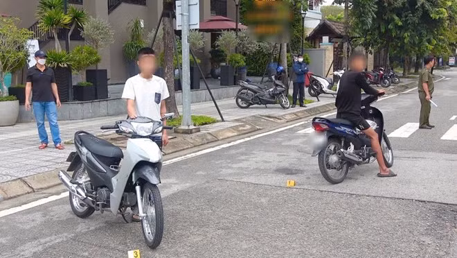 Nhóm đối tượng trộm cắp thực nghiệm lại hiện trường. Ảnh: Công Quang.