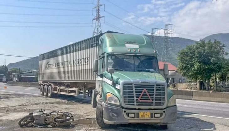 Hiện trường vụ tai nạn giao thông khiến người đi xe máy tử vong.