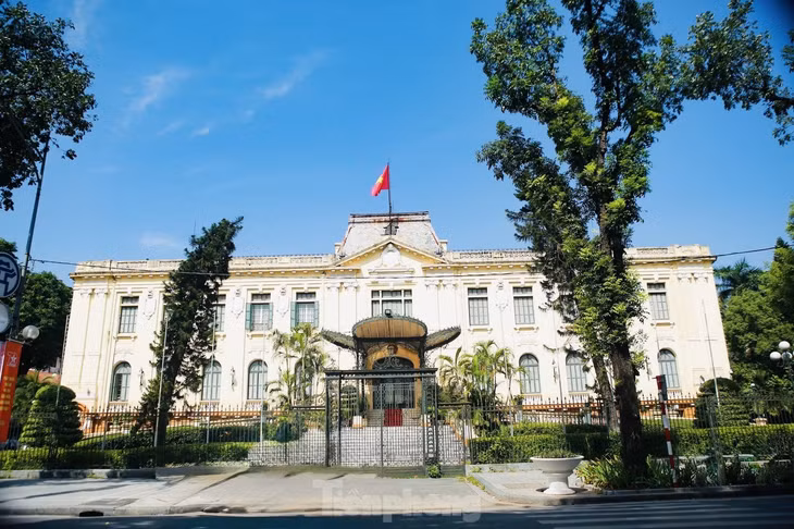 Bắc Bộ phủ là một trong những nơi đầu tiên quân đội Nhân dân Việt Nam tiếp quản tại Thủ đô vào ngày trọng đại 70 năm về trước. Tòa nhà Bắc Bộ phủ mang phong cách kiến trúc Pháp cổ điển này được xây dựng vào năm 1918 trên phần đất của chùa Báo Ân xưa. Tòa nhà đã trải hai cuộc kháng chiến chống Pháp và chống Mỹ cứu nước của dân tộc. Hiện nay tòa nhà là Nhà khách Chính phủ tọa lạc ở số 12 phố Ngô Quyền, quận Hoàn Kiếm, Hà Nội.