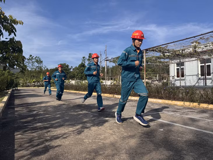 Cán bộ, chiến sĩ Trạm Cấp cứu mỏ Uông Bí, Trung tâm Cấp cứu mỏ TKV thực hiện bài chạy thể lực 3.000m mỗi ngày.