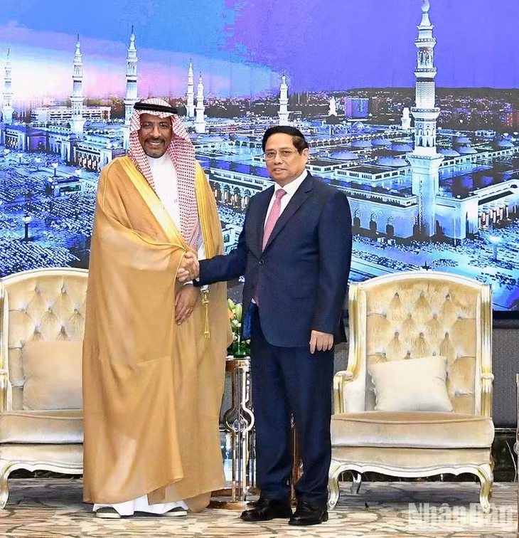 Thủ tướng Chính phủ Phạm Minh Chính và Bộ trưởng Công nghiệp và Khoáng sản Saudi Arabia Bandar Alkhorayef (Ảnh: THANH GIANG).