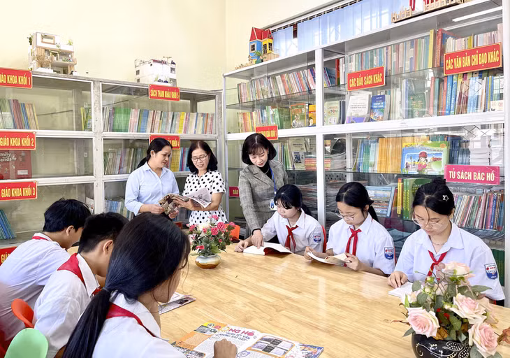 Cán bộ phường Nam Khê thăm quan thư viện Trường tiểu học Nam Khê.