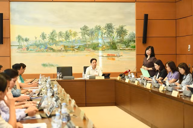 Các ĐBQH thảo luận tại Tổ về dự án Luật sửa đổi, bổ sung một số điều của Luật BHYT chiều 24/10.