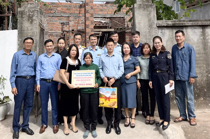 Hội Bảo trợ NKT-TMC tỉnh và Khối thi đua các cơ quan Trung ương đóng trên địa bàn tỉnh trao kinh phí hỗ trợ xây nhà mới cho bà Đỗ Thị Xuân ở khu Trạo Hà, phường Đức Chính (TX Đông Triều).