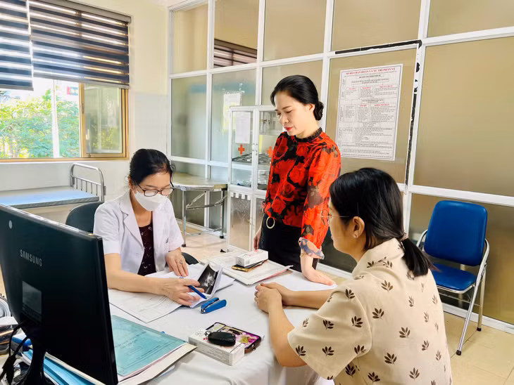 Công ty Than Hòn Gai tổ chức khám sức khỏe định cho người lao động.