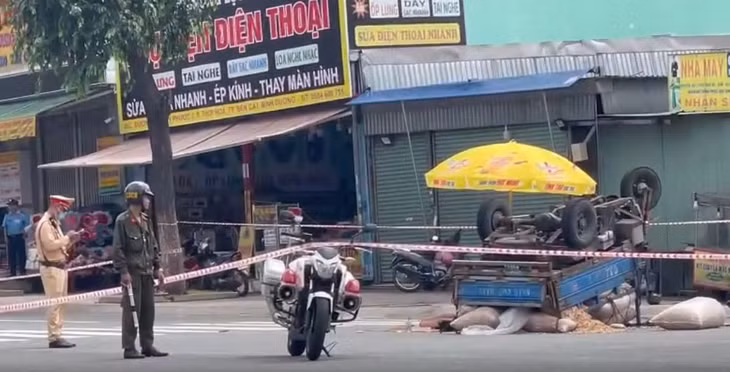 Công an thành phố Bến Cát đang khám nghiệm điều tra làm rõ vụ tai nạn. Ảnh: Đình Trọng