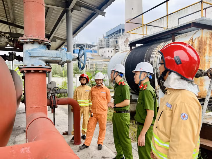 Cán bộ Phòng Cảnh sát PCCC&CNCH kiểm tra, hướng dẫn công tác PCCC tại Công ty Cổ phần Nhiệt điện Quảng Ninh.