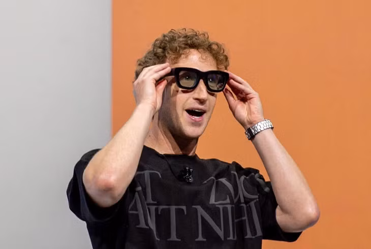 Tỷ phú Mark Zuckerberg đeo thử kính thực tế tăng cường Orion trong sự kiện giới thiệu ngày 25-9 tại California, Mỹ. Ảnh: GETTY IMAGES