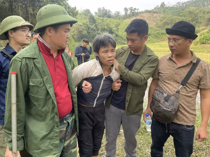 Lực lượng chức năng bắt giữ Lục Văn Đông chiều 14/10 - Ảnh: Công an xã Tân Hương