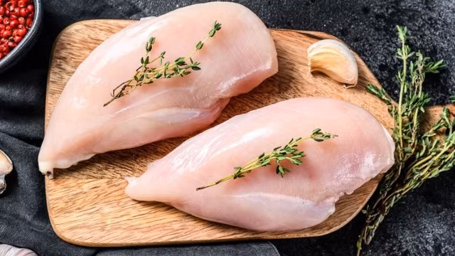 Thực phẩm giàu protein kích thích đốt cháy chất béo, hỗ trợ giảm cân.