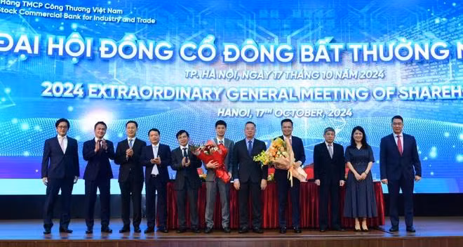 Hội đồng quản trị VietinBank tặng hoa chúc mừng các thành viên Hội đồng quản trị mới.