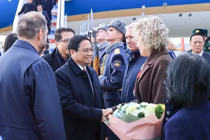 Các quan chức Liên bang Nga đón Thủ tướng Phạm Minh Chính tại sân bay quốc tế Kazan.