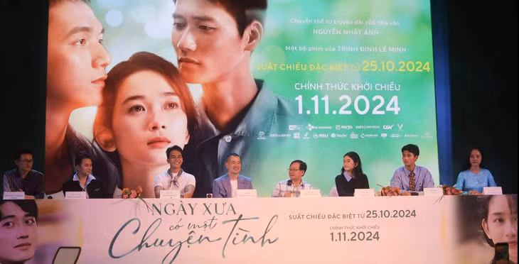 Đoàn phim Ngày xưa có một chuyện tình giao lưu với khán giả - Ảnh: THƯỢNG KHẢI