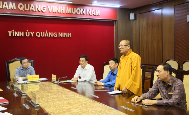 Thượng tọa Thích Đạo Hiển, Phó Trưởng ban kiêm Chánh Thư ký Ban Trị sự Giáo hội Phật giáo tỉnh, thay mặt các đại biểu của tỉnh Quảng Ninh dự Đại hội đại biểu toàn quốc MTTQ Việt Nam lần thứ X phát biểu tại buổi gặp mặt.