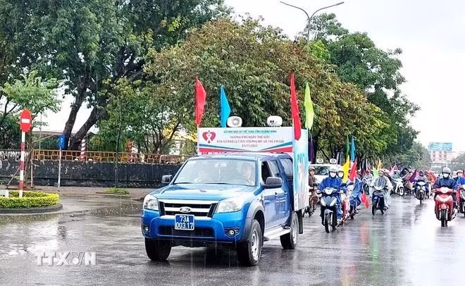 Hoạt động diễu hành, đẩy mạnh tuyên truyền phòng, chống bạo lực gia đình, bảo vệ phụ nữ và trẻ em gái ở thành phố Đồng Hới, tỉnh Quảng Bình. (Ảnh: Võ Dung/TTXVN)