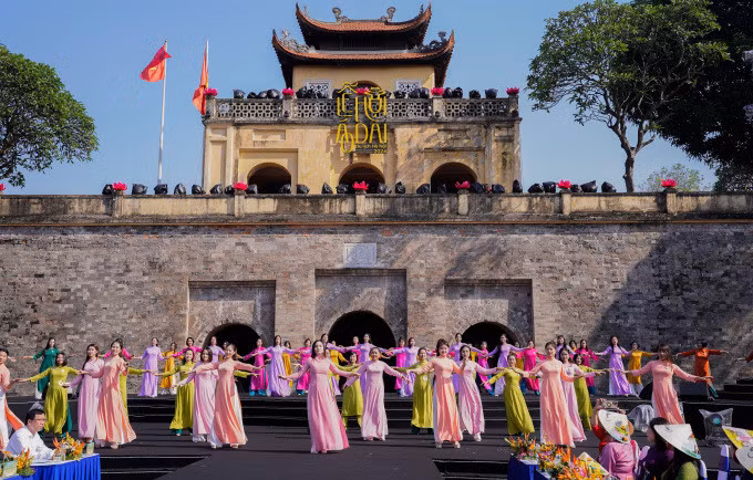 Ngày 5/10, carnaval Áo dài Hà Nội diễn ra trong tiết trời thu đặc trưng nắng 32 độ C, độ ẩm chỉ 40%. Ảnh: Hoàng Giang