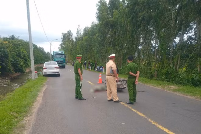 Hiện trường vụ tai nạn giao thông trên Quốc lộ 25 qua huyện Phú Hòa (Phú Yên) khiến người đàn ông tử vong tại chỗ. Ảnh: Sở GTVT tỉnh Phú Yên
