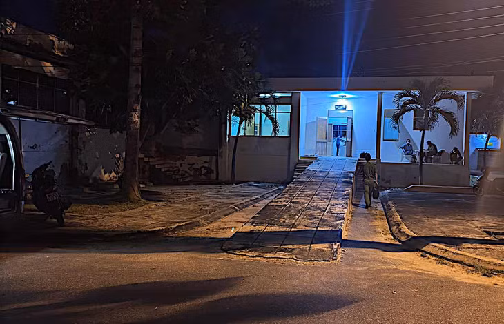 Công an trưng cầu khám nghiệm tử thi tại bệnh viện. Ảnh: Duy Tuấn